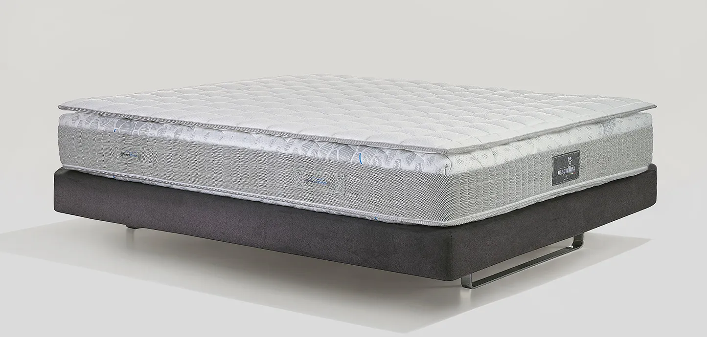 Topper Classico Traditional Memoform Magniflex trapuntato, steso su un materasso con base scura