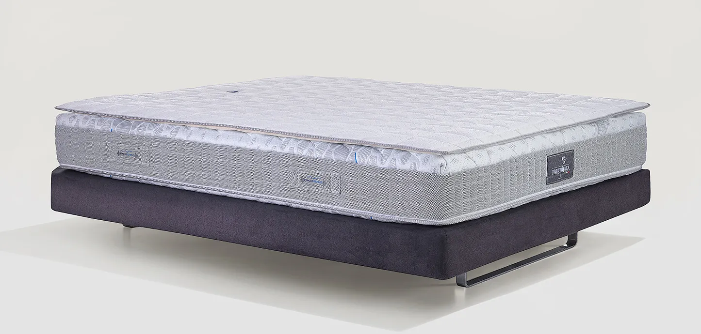 Topper Classico Traditional Waterproof Magniflex bianco trapuntato sopra un materasso