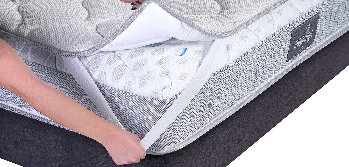 Topper MagniCool 3D Magniflex sollevato da un angolo sopra il materasso