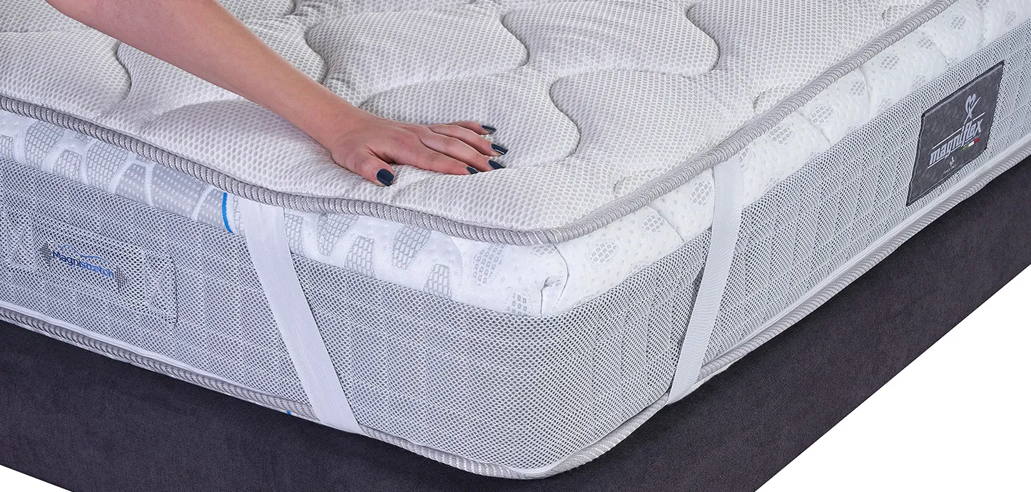 Mano appoggiata sul Topper MagniCool 3D Magniflex fissato con elastico all'angolo