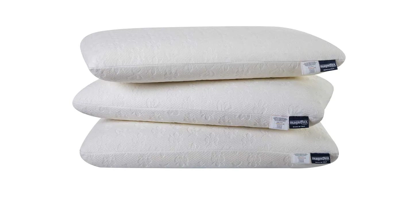 Tre guanciali Classico Standard Magniflex impilati uno sull'altro