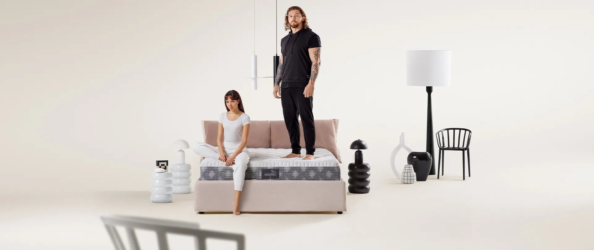 Materasso DolceVita Dual 10 Magniflex su letto rosa cipria, con una coppia in camera da letto