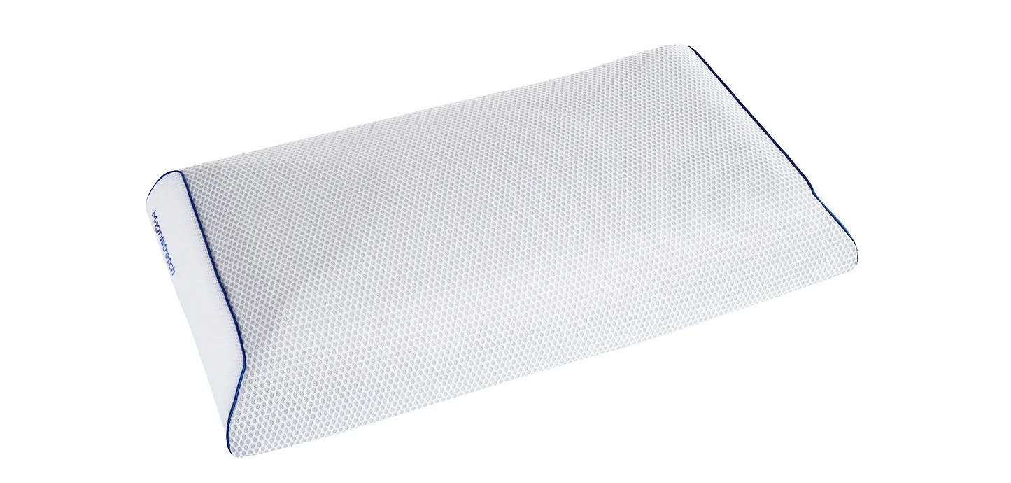 Guanciale MagniStretch Pillow M Magniflex visto di tre quarti, con fodera MagniCool