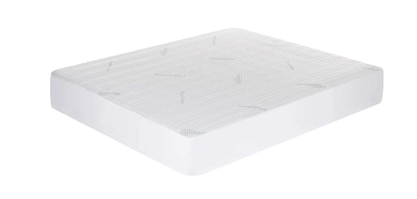 Coprimaterasso MagniProtect Plus Magniflex bianco su un materasso, vista di tre quarti