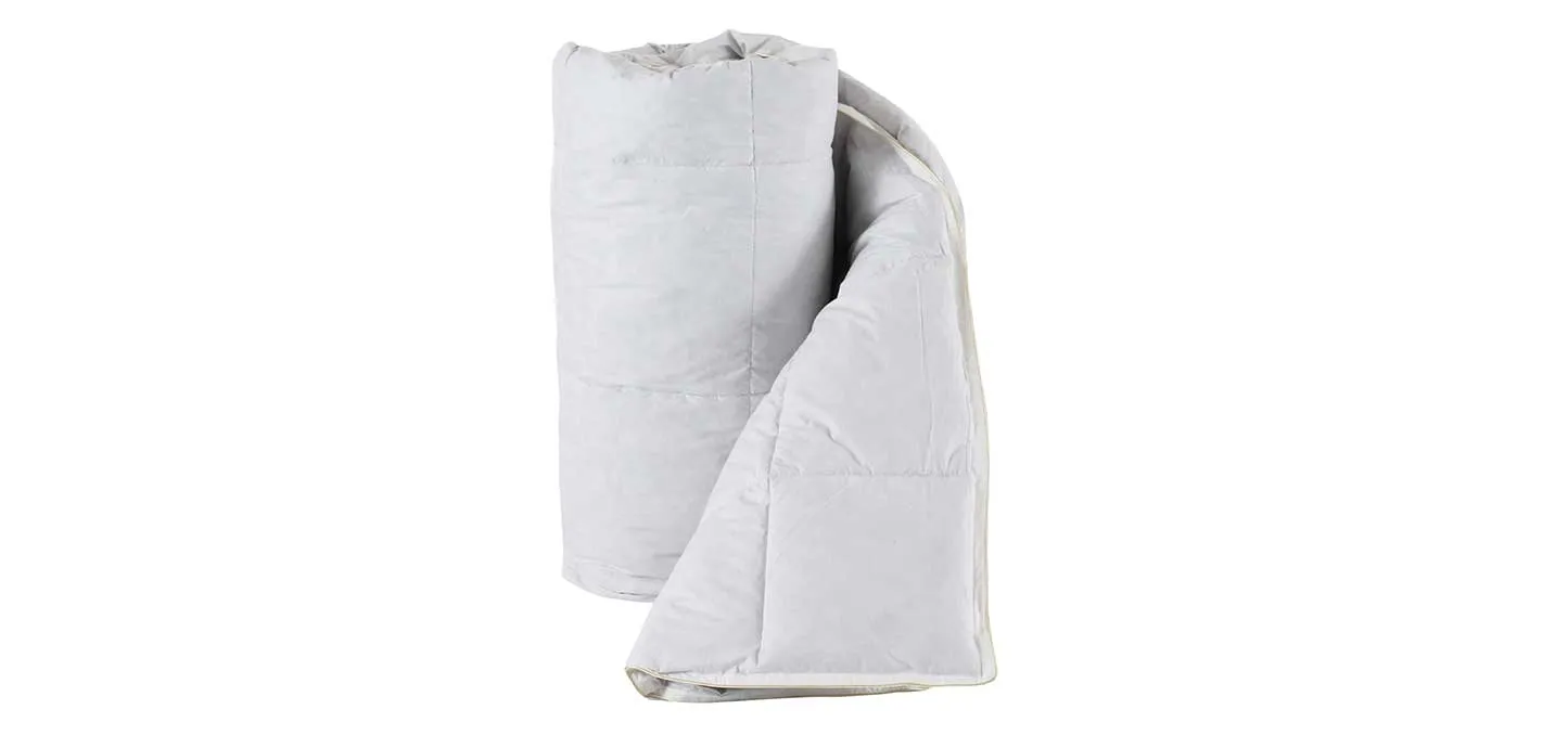 Piumino Naturale Ice Magniflex arrotolato in verticale su fondo bianco