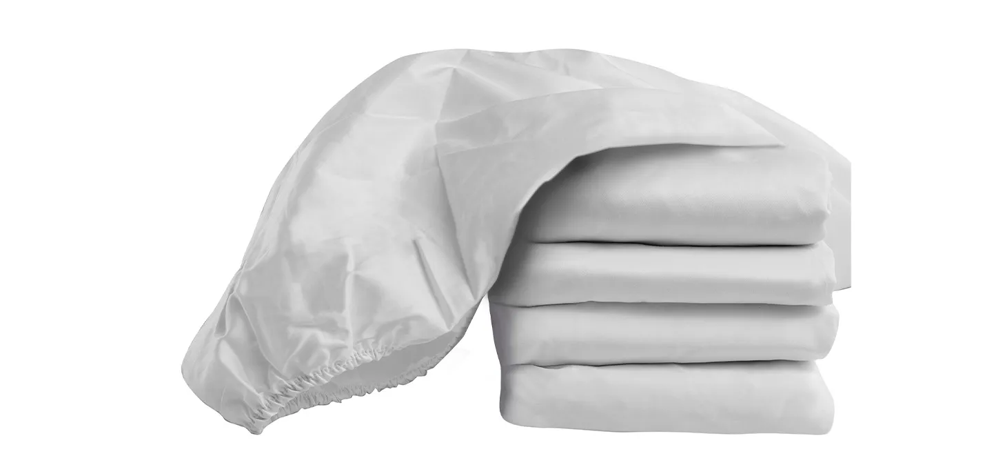 Lenzuola con angoli Raso di Cotone Magniflex bianche piegate una sull'altra