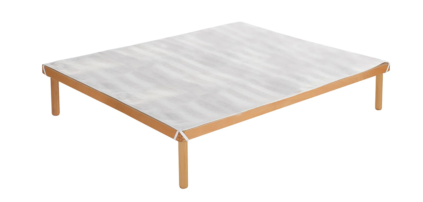 Coprirete in feltro Magniflex bianco steso su una rete in legno