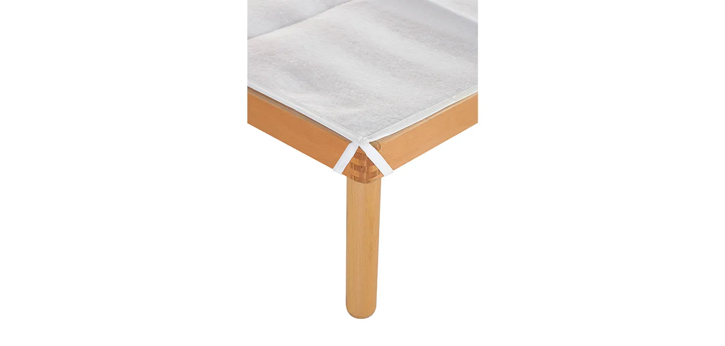 Angolo del coprirete in feltro Magniflex legato alla rete