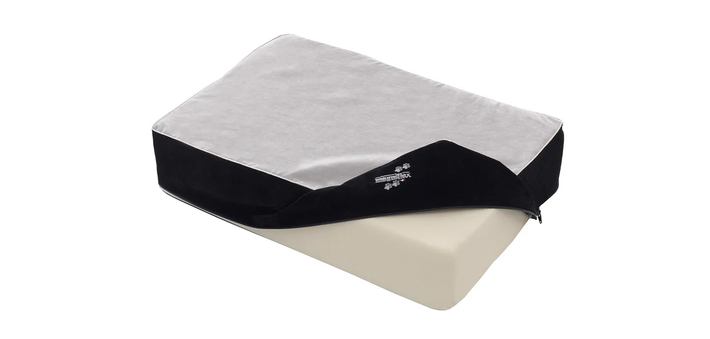 Materassino Magnipet Mattress Magniflex con la fodera aperta sulla lastra in Memoform