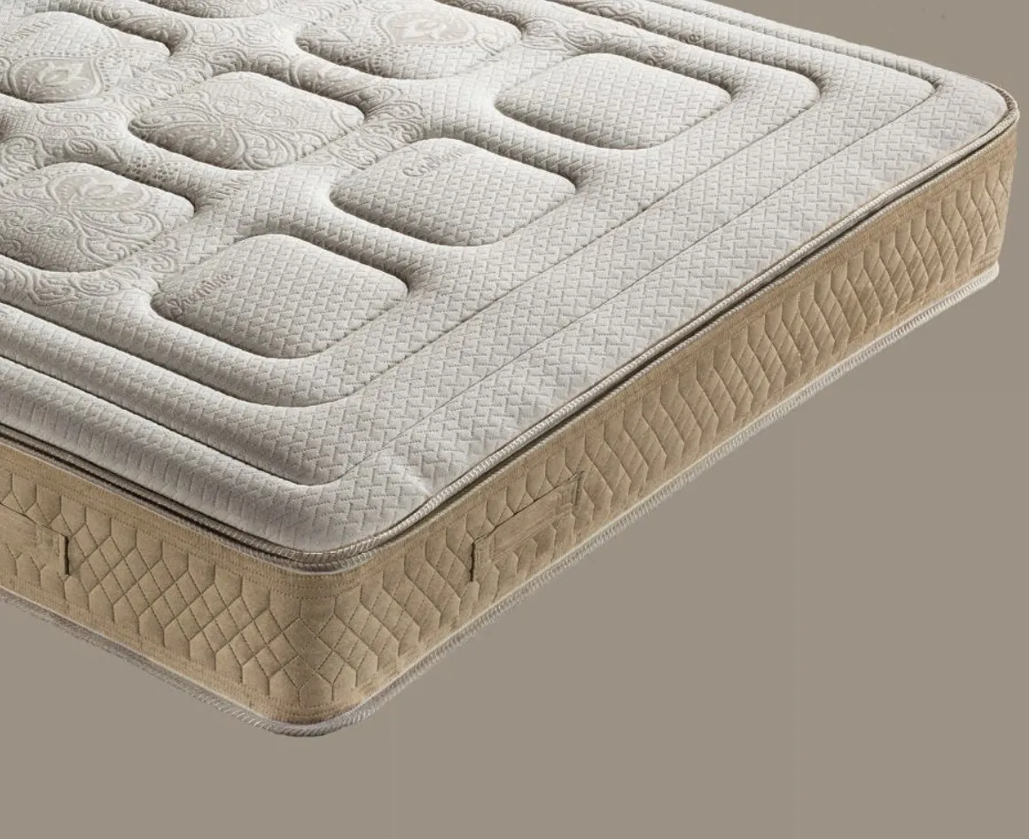 Materasso memory Evolution Manifatture dell'Adriatico con trapunta a riquadri e fascia beige