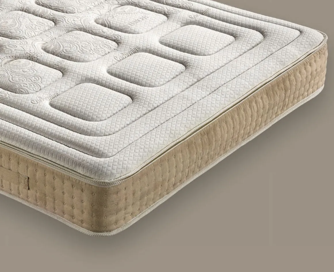 Materasso in lattice Bioconfort Manifatture dell'Adriatico con trapunta a riquadri e fascia beige