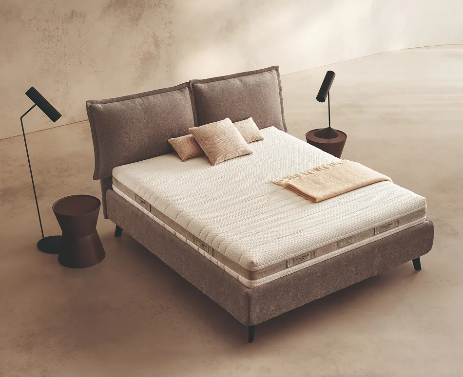 Materasso Aloe Mind Comfort 6.0 San Lorenzo sul letto Pluma in tessuto chiaro