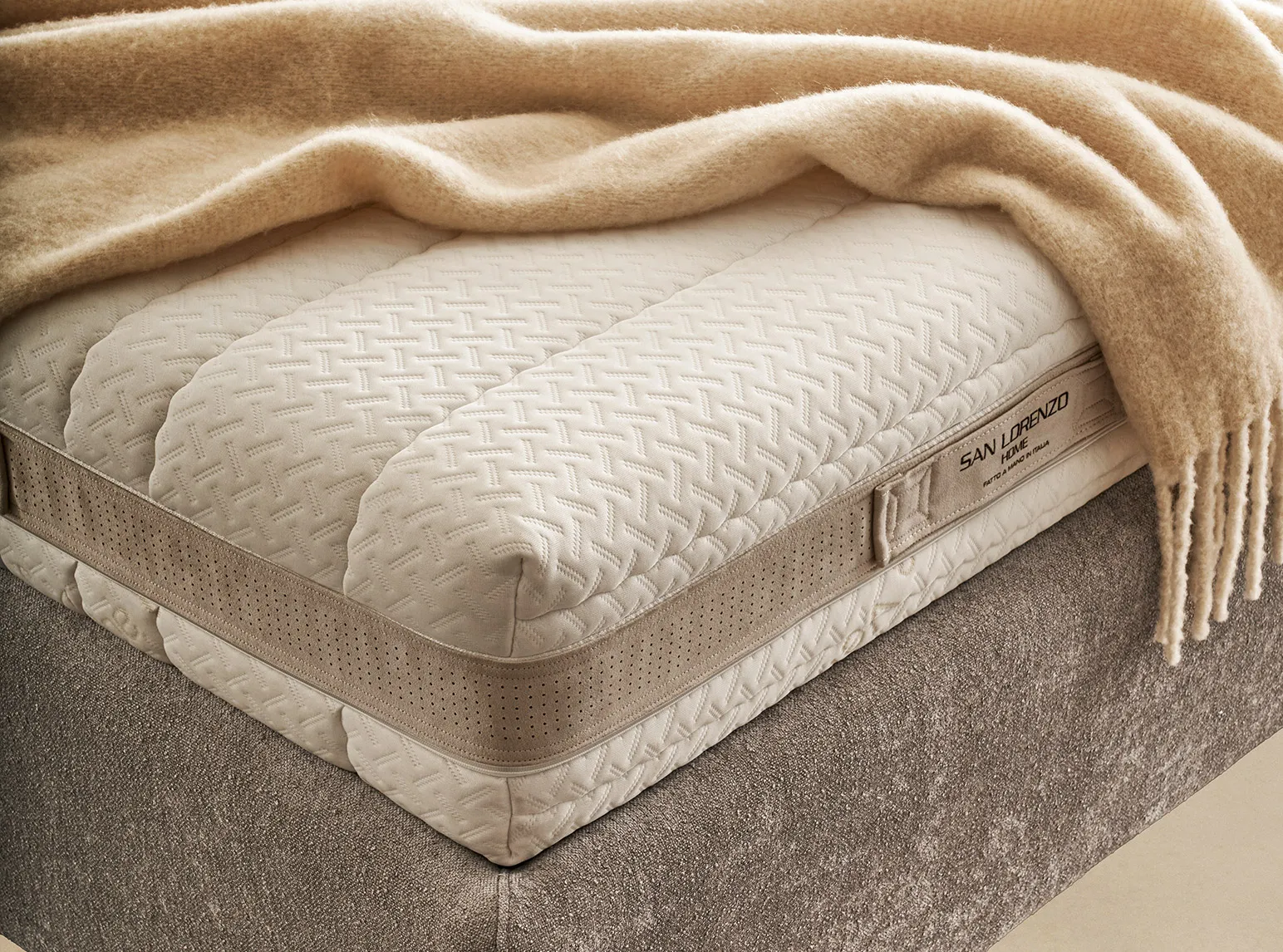 Dettaglio del materasso Aloe Mind Comfort 6.0 San Lorenzo con fascia traforata e maniglie