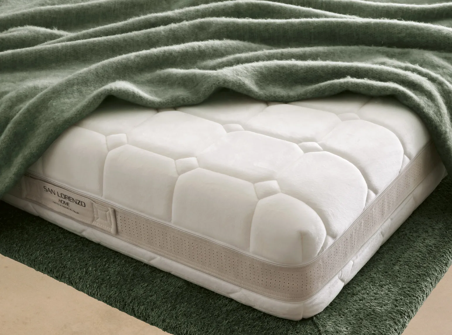 Particolare del materasso Cashmere Comfort 6.0 San Lorenzo con plaid verde