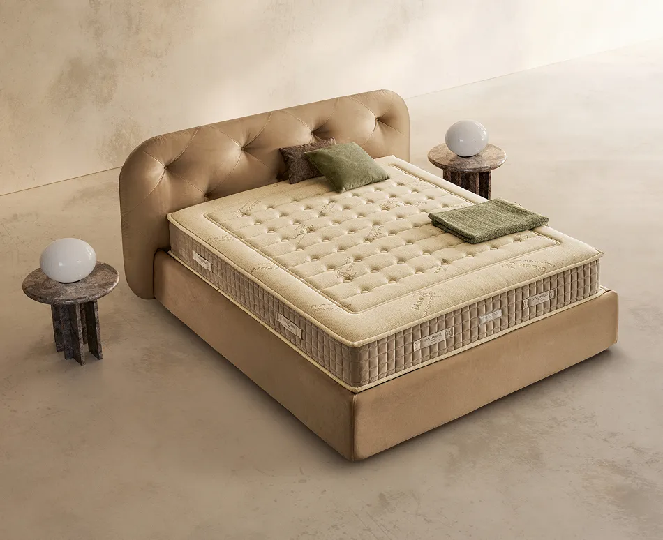 Materasso Green Bio Mind 6.0 San Lorenzo sul letto Riflesso con testiera capitonné