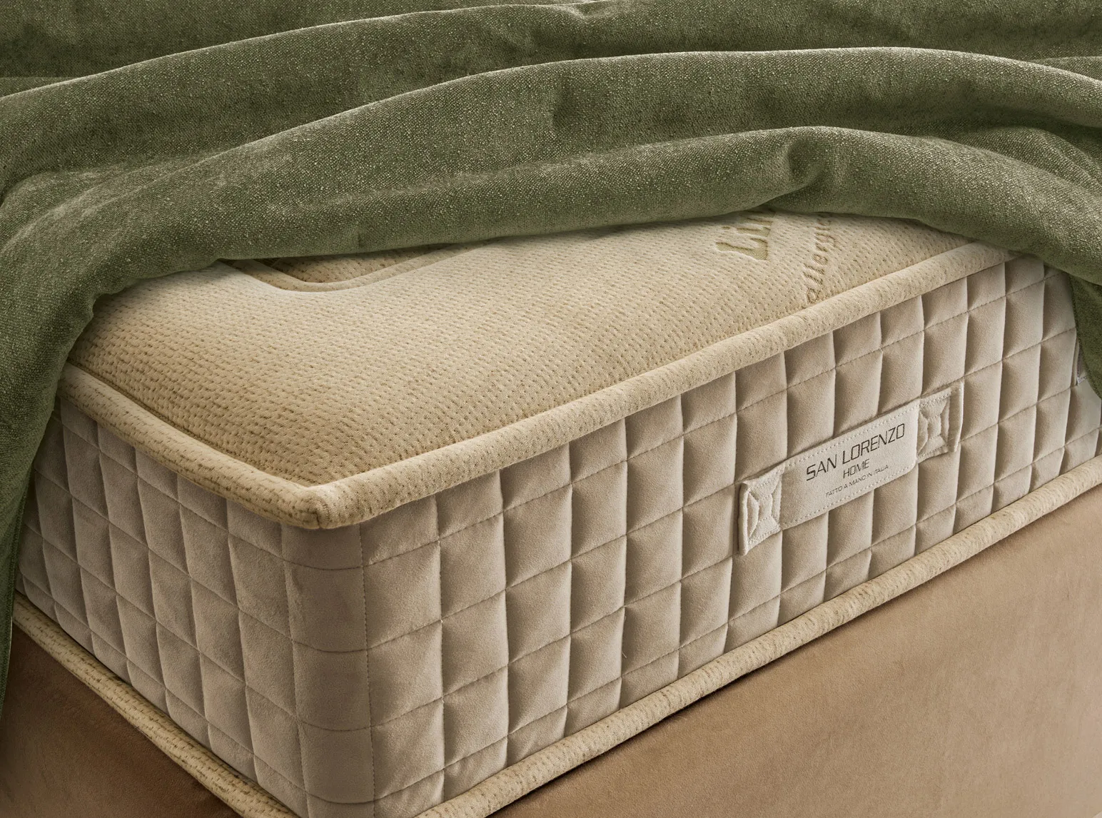 Angolo del materasso Green Bio Mind 6.0 San Lorenzo con tessuto in lino e plaid verde