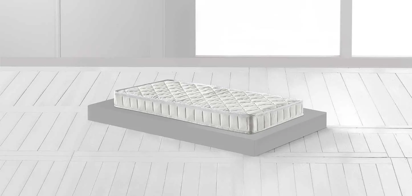 Materasso per bambini Fiaba 5 Plus Magniflex trapuntato, appoggiato su una pedana