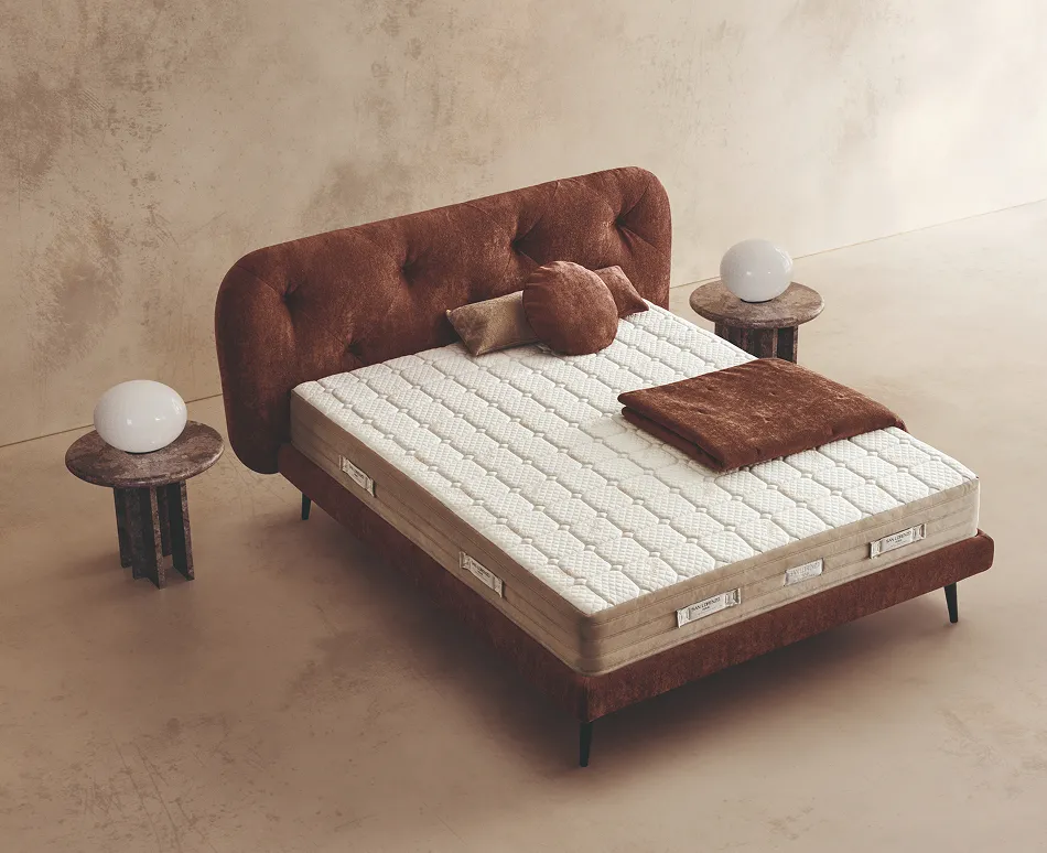 Materasso Idra Fresh 6.0 San Lorenzo sul letto Riflesso in tessuto rosso mattone