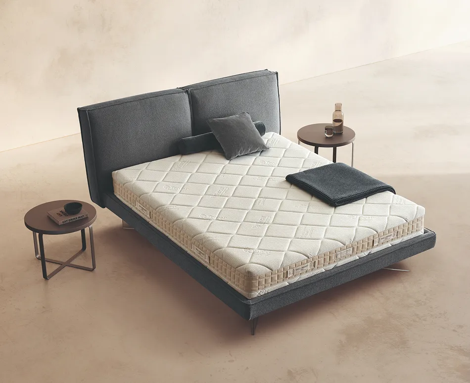 Materasso Memory First 6.0 San Lorenzo sul letto Oasi con testiera chiara