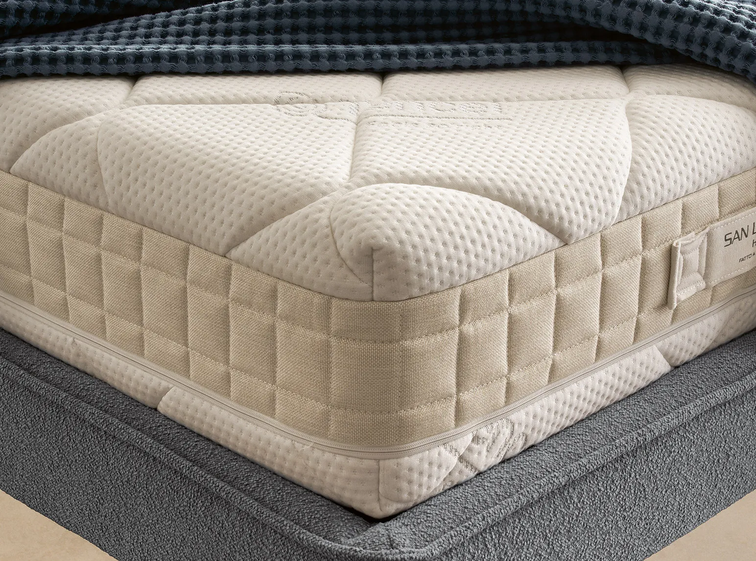Particolare del materasso Memory First 6.0 San Lorenzo con fascia jacquard