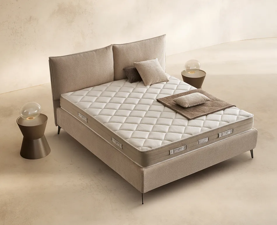 Materasso Memory Sleep 6.0 San Lorenzo sul letto Accento in camera dai toni caldi