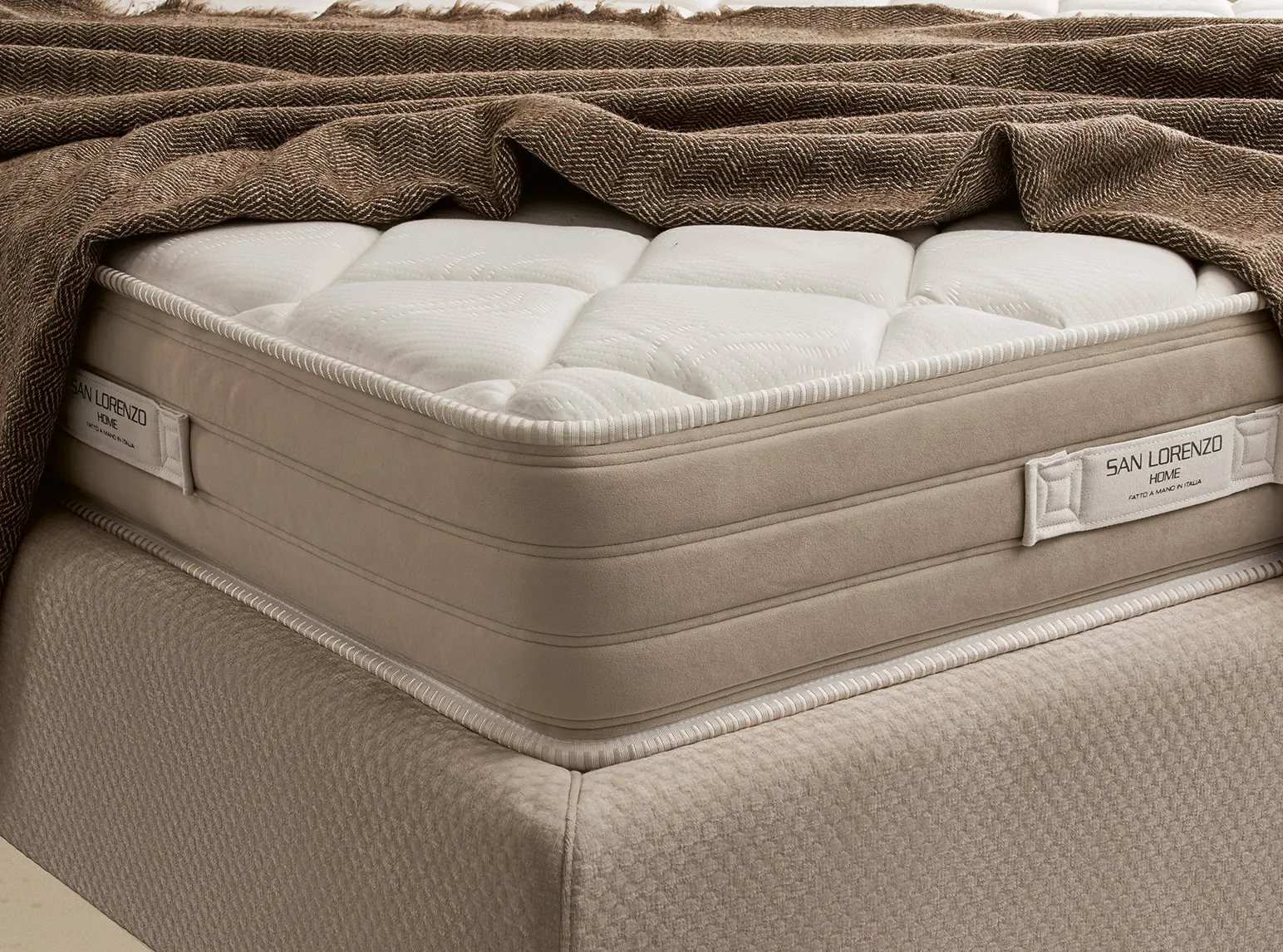 Angolo del materasso Memory Sleep 6.0 San Lorenzo con fascia in tessuto effetto velluto