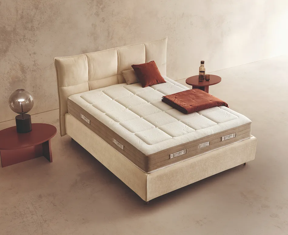 Materasso Notorius 6.0 San Lorenzo sul letto Velour con testiera alta imbottita