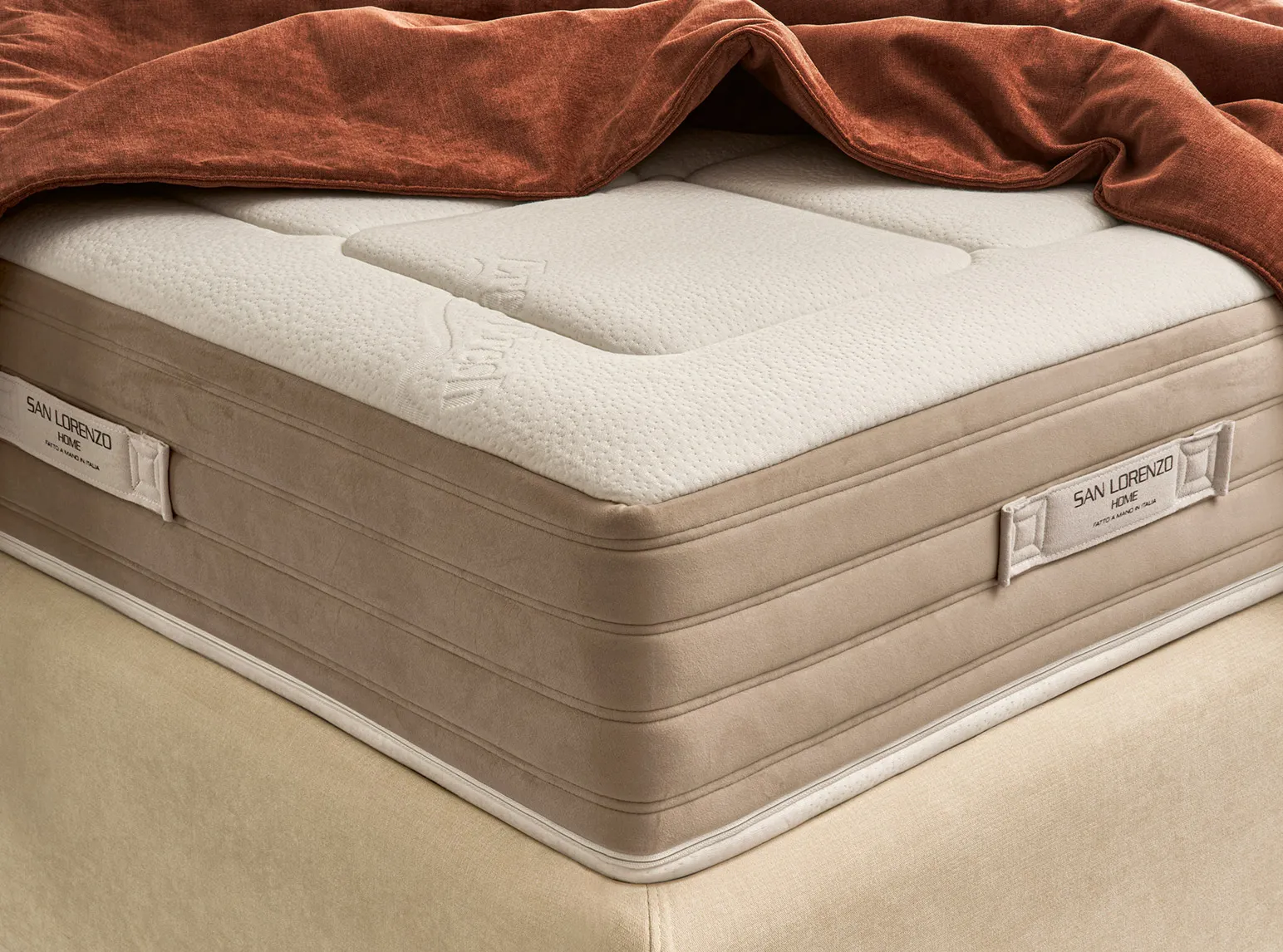 Particolare del materasso Notorius 6.0 San Lorenzo con plaid e fascia vellutata