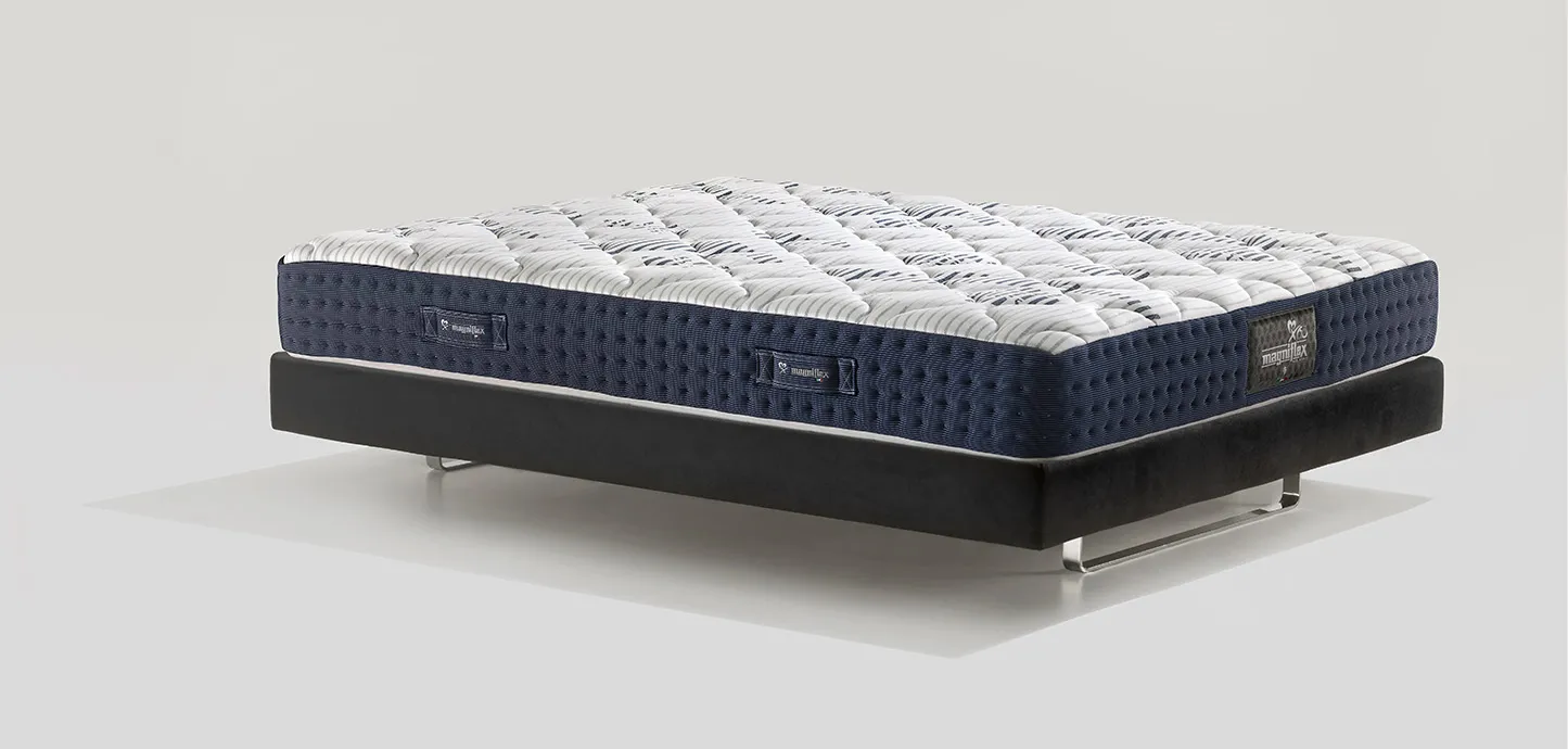 Materasso MagniCool 10 Firm Magniflex di tre quarti, fascia blu notte e piano bianco