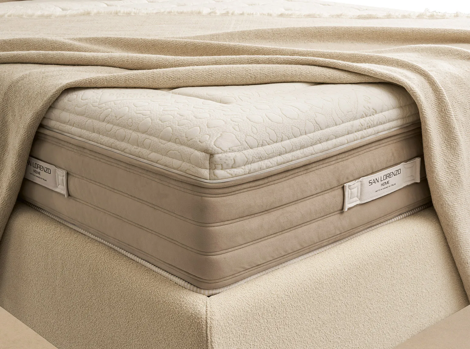 Particolare del materasso Prestige Memory 6.0 San Lorenzo con fascia vellutata