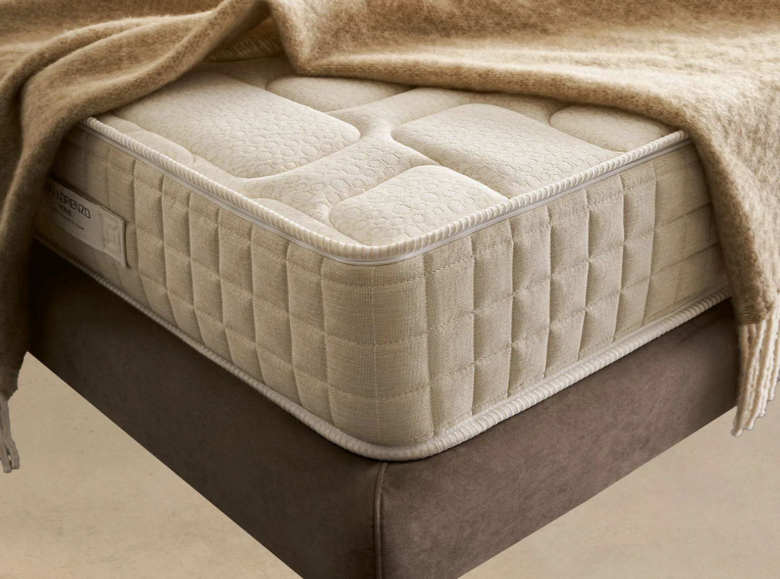 Dettaglio del materasso Regard 6.0 San Lorenzo con fascia jacquard beige