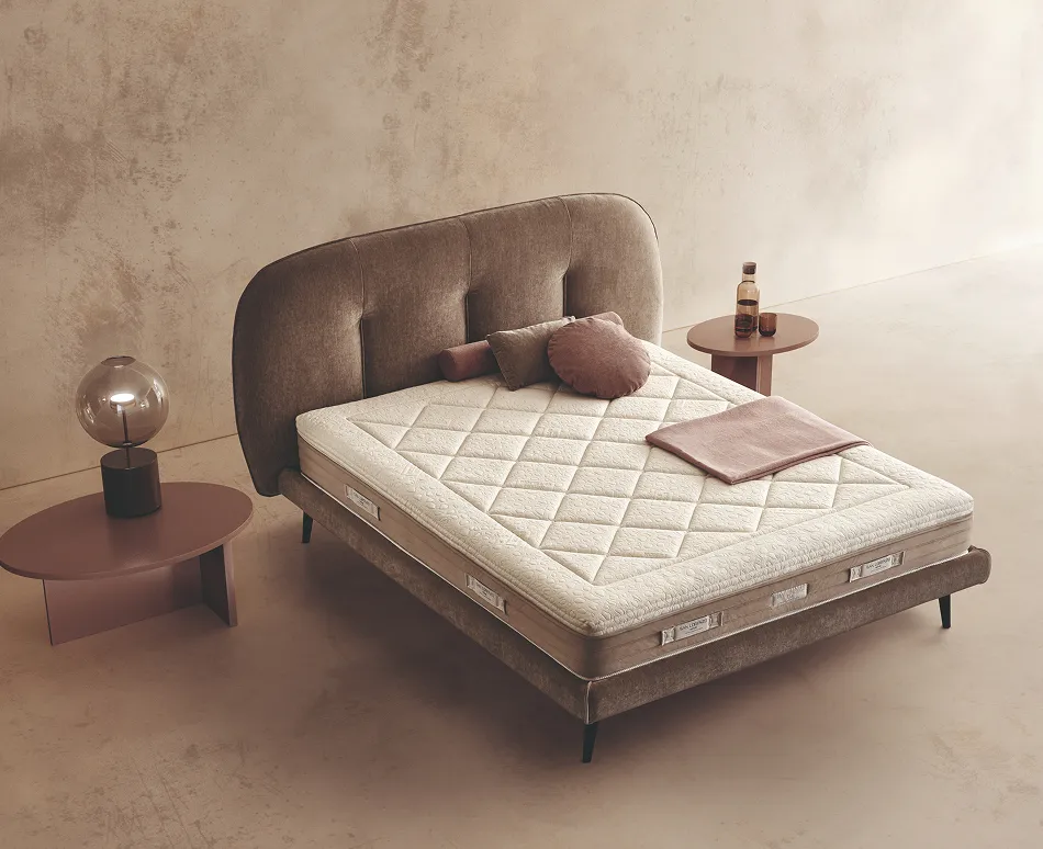 Materasso Royal Fresh 6.0 San Lorenzo sul letto Tratto con testiera imbottita in camera neutra