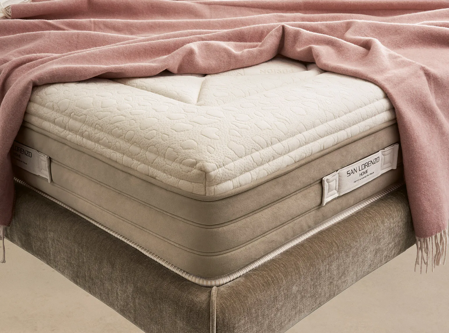 Particolare del materasso Royal Fresh 6.0 San Lorenzo con fascia in velluto e maniglie orizzontali
