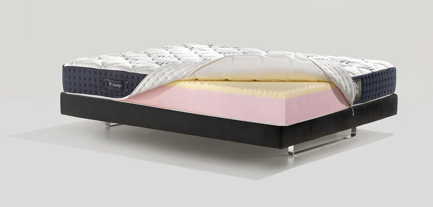 Materasso MagniCool 10 Firm Magniflex aperto sulla lastra massaggiante gialla e sulla base rosa