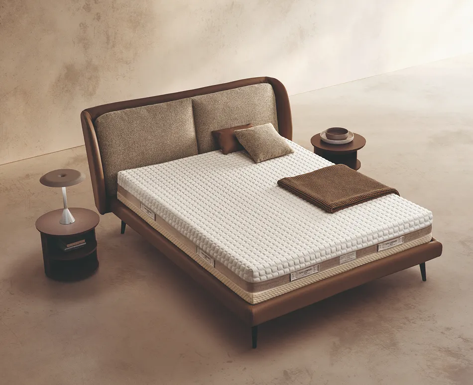 Materasso Space Memory 6.0 San Lorenzo sul letto Respiro con cuscini della testata