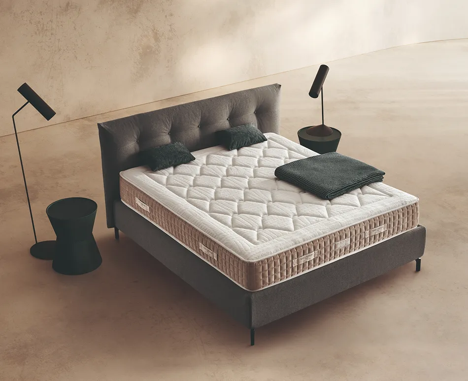 Materasso Zeus Fresh Zip 6.0 San Lorenzo sul letto Istante con testiera trapuntata