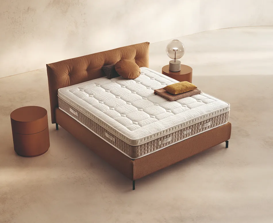 Materasso Pocket Mind 6.0 San Lorenzo sul letto Istante con testiera trapuntata a bottoni