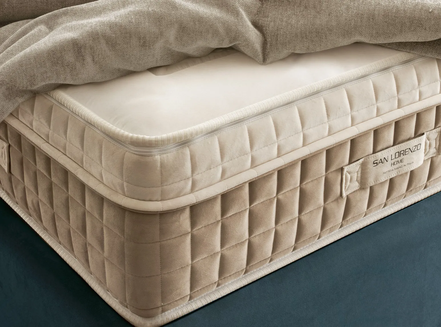 Particolare del tessuto jacquard floreale del materasso Relax Rest 6.0 San Lorenzo