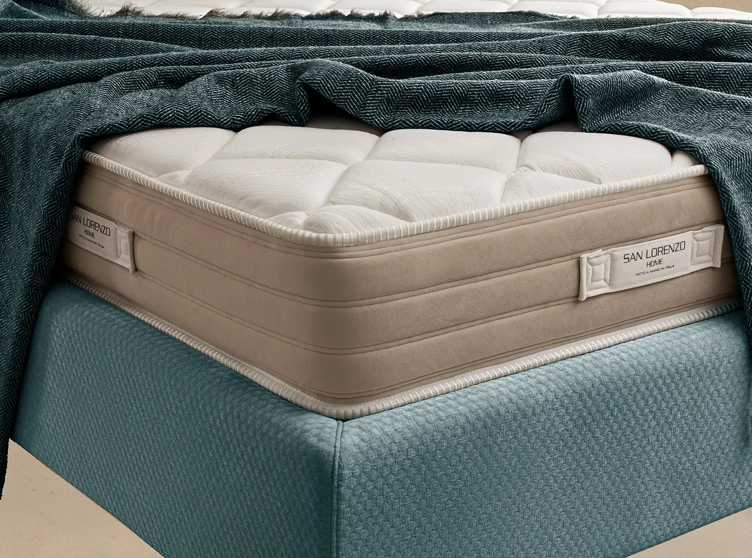 Dettaglio del materasso Sleep Fresh 6.0 San Lorenzo su base blu petrolio