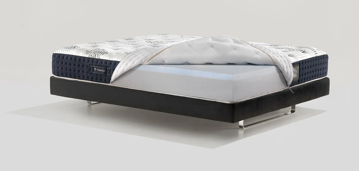 Materasso MagniCool 10 Soft Magniflex con la fodera sollevata sulla lastra interna azzurra