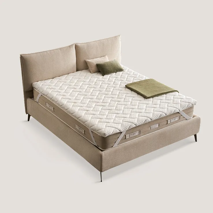 Topper Isofresh 6.0 San Lorenzo steso su un letto imbottito