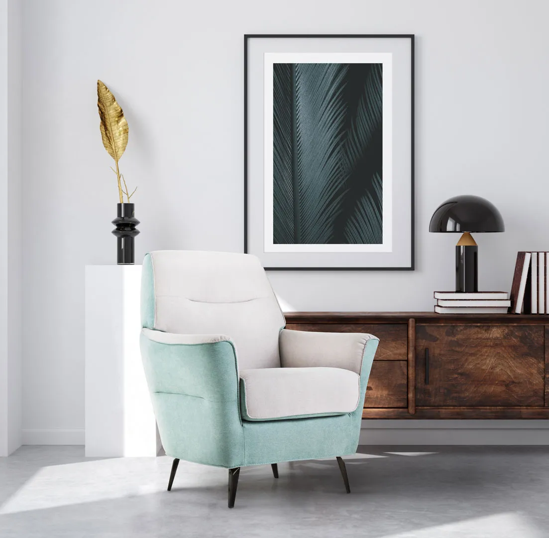 Poltrona Euphoria Aerre Divani verde acqua in un soggiorno con quadro e credenza