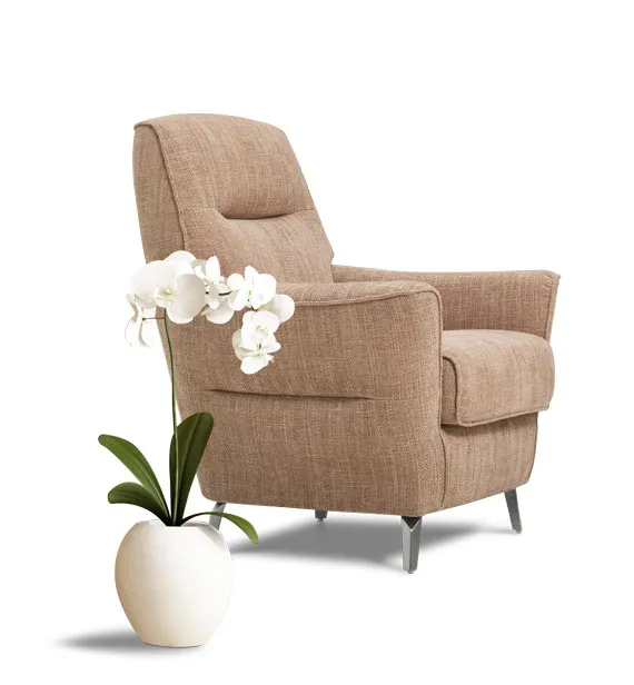 Poltrona Euphoria Aerre Divani color cammello vista di tre quarti, con orchidea