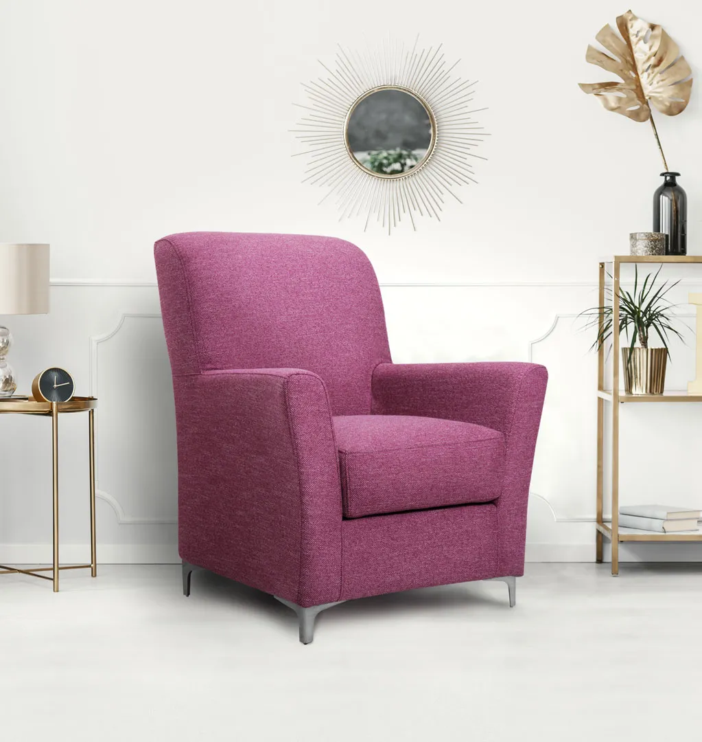 Poltrona Mag Aerre Divani fucsia in un ingresso con specchio e consolle