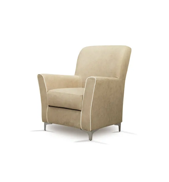Poltrona Mag Aerre Divani beige con bordino chiaro, su fondo bianco