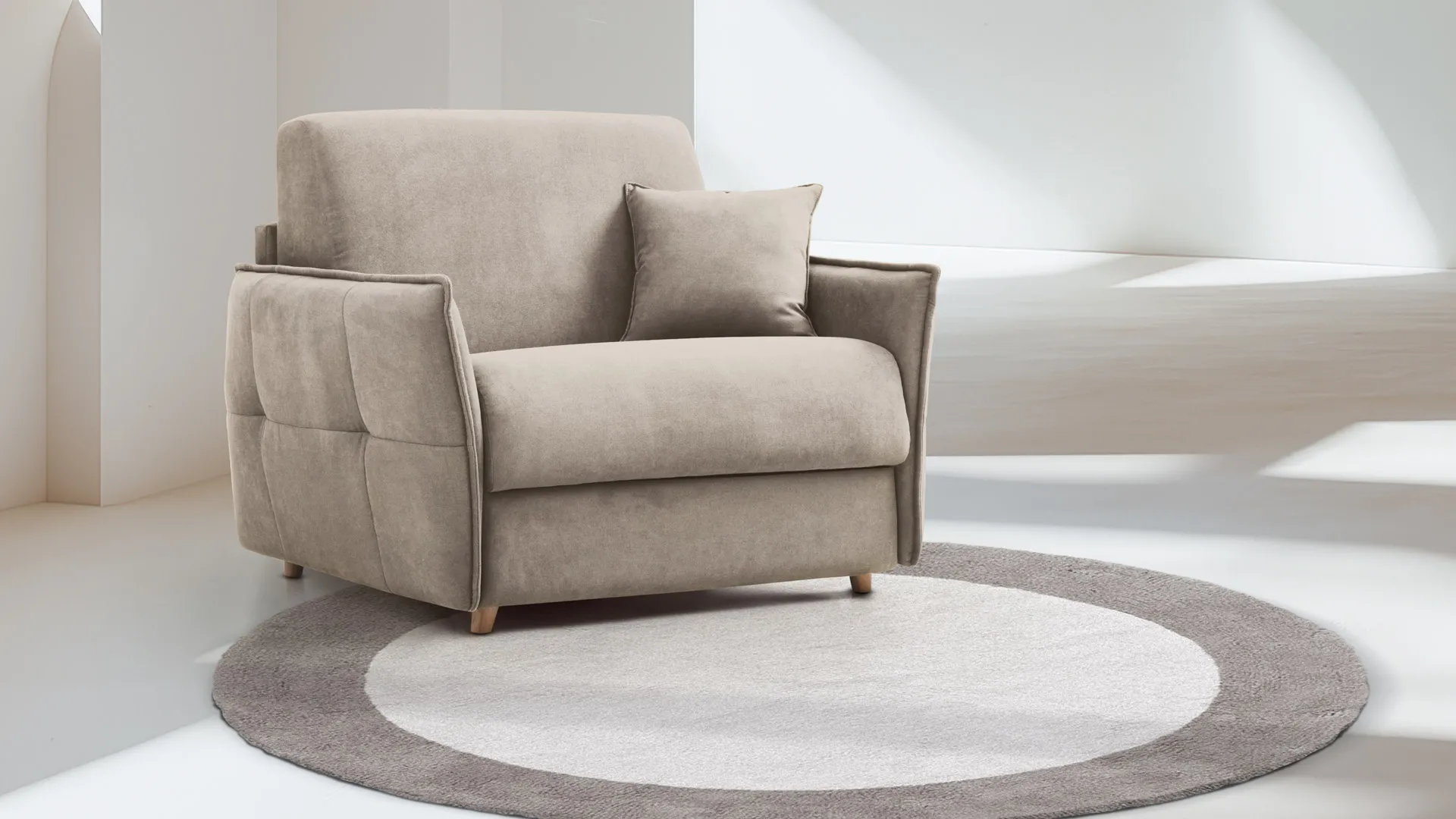 Poltrona letto Zelig Aerre Divani beige con braccioli a riquadri su tappeto tondo