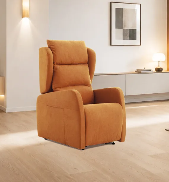 Poltrona relax Lara Aerre Divani arancio senape in un soggiorno con mobile basso