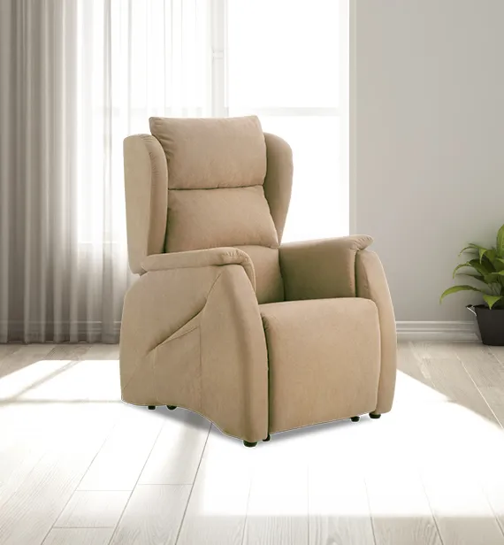Poltrona relax Lili Aerre Divani beige sabbia davanti a una finestra con tende