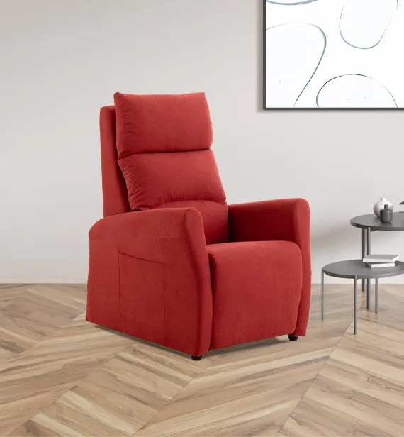 Poltrona relax Tania Aerre Divani rossa in un soggiorno con parquet a spina