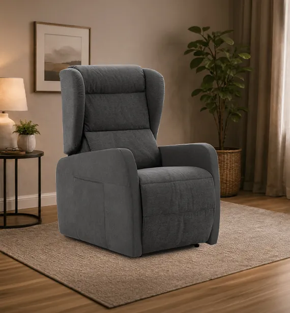 Poltrona relax Zaphira Aerre Divani grigio antracite in un soggiorno con lampada